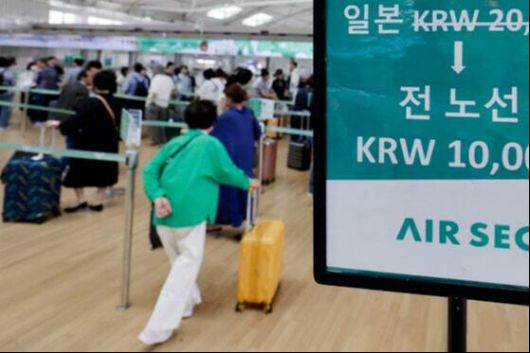 지난 9일 인천국제공항 제1여객터미널에서 일본행 이용객이 탑승 수속을 하고 있다. 뉴시스