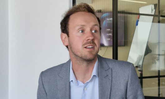 올리 윌슨 클라이밋그룹 RE100 총괄이 27일(현지시간) 영국 런던 사무실에서 이재명정부의 재생에너지 확대 기조에 대해 평가하고 있다.