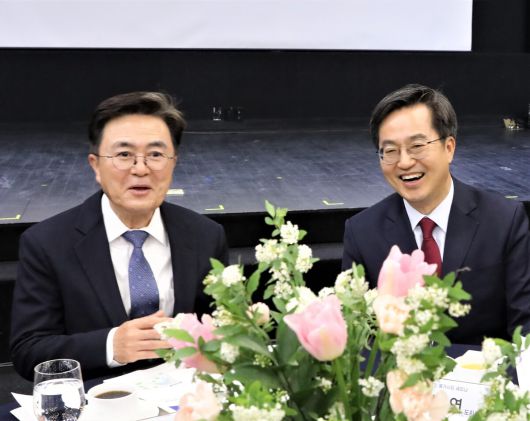 김태흠(왼쪽)충남지사와 김동연 경기지사가 2023년 3월 충남 아산에서 충남-경기 연구원 공동연구 업무협약을 체결했다.