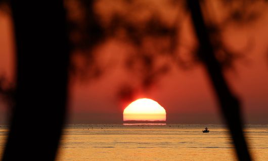 강릉과 삼척 등에 폭염경보가 내려진 30일 강릉시 경포해수욕장 앞바다에서 붉은 해가 이글거리며 솟아오르고 있다. 연합뉴스