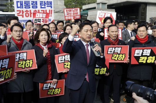 국민의힘 의원들이 지난 3월 21일 서울 종로구 헌법재판소 앞에서 윤석열 당시 대통령에 대한 탄핵 각하를 촉구하고 있다. 뉴시스