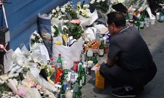 2024년 7월 4일 중구 시청역 교차로 인근에서 발생한 차량 인도 돌진사고 현장에서 한 시민이 희생자들을 추모하고 있다. 뉴시스