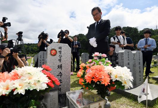 채해병 묘소 찾은 특검 “기필코 진실 규명” 채해병 특별검사팀을 이끄는 이명현 특검이 1일 대전 유성구 대전현충원에서 고 채수근 상병 묘소에 참배하고 있다. 대전=뉴스1