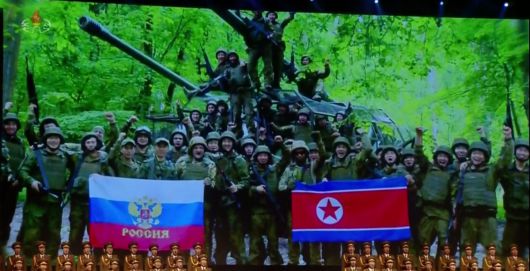 북한 조선중앙TV는 지난달 30일, 김정은 북한 국무위원장이 방북한 올가 류비모바 러시아 문화장관을 접견하고 예술공연을 관람했다고 보도했다. 예술인 공연 중 무대 배경화면에 러시아 파병 북한군의 모습이 공개됐다. 사진=조선중앙TV 캡쳐