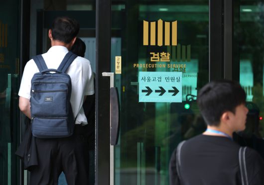 조은석 내란 특별검사팀이 윤석열 전 대통령에 대해 2차 조사를 위해 출석하라고 지정한 1일 오전 서울 서초구 서울고검 청사 앞에 취재진이 대기하고 있다. 연합뉴스