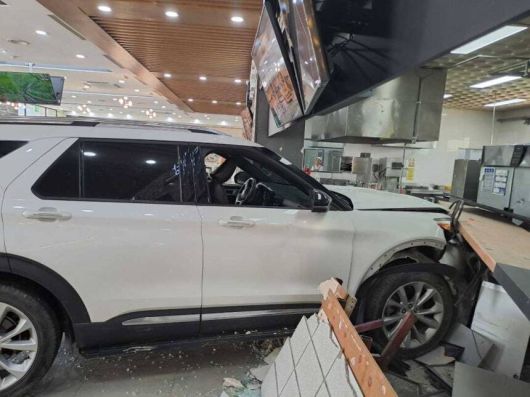 식당가로 돌진한 차량. 강원특별자치도소방본부 제공