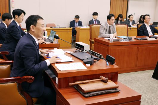 2일 서울 여의도 국회에서 여야의 상법개정안 처리 합의 이후 열린 법안심사제1소위원회의에서 김용민 소위원장과 위원들이 안건 처리에 앞서 밝은 표정으로 대화하고 있다.  연합뉴스