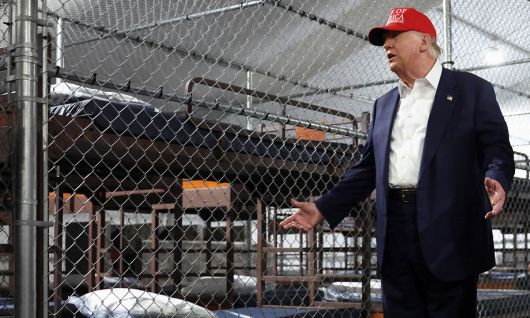 트럼프, 불법이민자 구금 시설 시찰 감세와 불법이민 차단 등 도널드 트럼프 미국 행정부의 주요 국정 의제가 담긴 ‘크고 아름다운 하나의 법안’이 상원을 통과한 1일(현지시간) 트럼프 대통령이 플로리다주에 있는 불법이민자 구금 시설 ‘악어 앨커트래즈’를 둘러보고 있다. 오초피=로이터연합뉴스