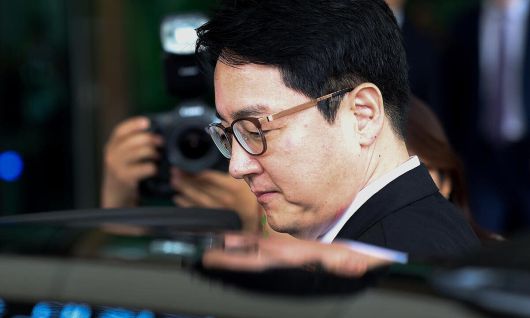 심우정 검찰총장이 2일 서울 서초구 대검찰청에서 퇴임식을 마친 뒤 청사를 나서며 차량에 오르고 있다. 연합뉴스