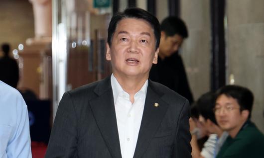 안철수 국민의힘 신임 혁신위원장이 송언석 비대위원장과 면담하기 위해 2일 국회 본청 원내대표실로 향하고 있다. 뉴스1