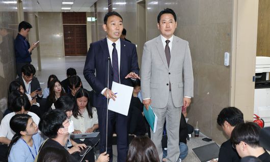 법안 내용 설명 국회 법제사법위원회 여야 간사인 더불어민주당 김용민(왼쪽)·국민의힘 장동혁 의원이 2일 서울 여의도 국회에서 상법 개정안 처리에 합의한 뒤 취재진에게 법안 내용을 설명하고 있다. 연합뉴스