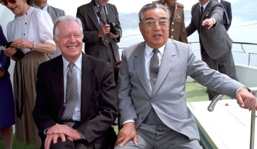 북한의 핵무기 개발에 미국이 제동을 걸고 나서며 한반도에 전운이 감돌던 1994년 6월 평양을 방문한 지미 카터 전 미국 대통령(왼쪽)이 대동강을 운항하는 유람선 위에서 김일성 당시 북한 주석과 대화하고 있다. 두 사람의 회동에서 남북 정상회담 개최 합의가 이뤄졌으나 김일성이 회담을 불과 17일 앞두고 심근경색으로 사망하며 불발에 그쳤다. 세계일보 자료사진