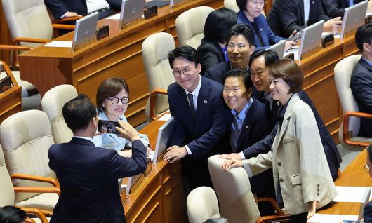‘싱글벙글’ 與 의원들, 김민석 임명동의안 가결 기념촬영 김민석 국무총리(가운데)가 3일 자신에 대한 임명동의안 표결을 진행한 국회 본회의에서 더불어민주당 의원들과 기념촬영을 하고 있다. 시계방향으로 김 총리, 정을호 의원, 김준혁 의원, 고민정 의원, 문정복 의원, 진선미 의원. 허정호 선임기자
