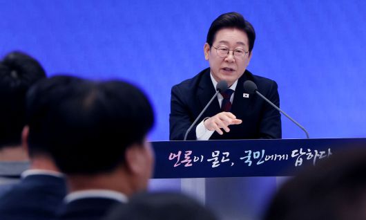 이재명 대통령이 3일 서울 종로구 청와대 영빈관에서 열린 취임 첫 공식 기자회견 '대통령의 30일, 언론이 묻고 국민에게 답하다'에 참석해 기자들의 질문에 답하고 있다. 대통령실사진기자단