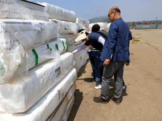 원자력안전위원회 관계자들이 2018년 매트리스에 대해 방사능 검사를 하고 있다. 세계일보 자료사진