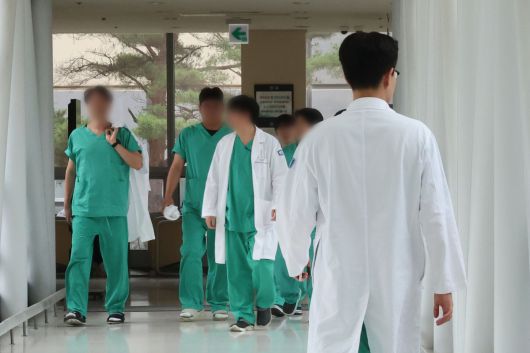 서울 시내 대학병원에서 의료진들이 이동하고 있다. 뉴시스