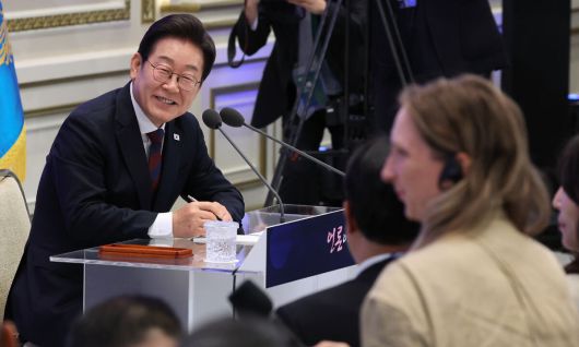 이재명 대통령이 3일 청와대 영빈관에서 ''대통령의 30일, 언론이 묻고 국민에게 답하다'' 기자회견 중 외신기자의 질문을 받고 있다. 연합뉴스