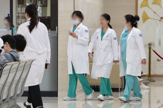 서울 시내 대학병원에서 의료진들이 이동하고 있다. 뉴시스