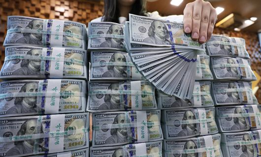 은행 관계자가 달러화를 정리하고 있다. 뉴스1