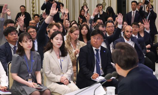 이재명 대통령이 3일 청와대 영빈관에서 ''대통령의 30일, 언론이 묻고 국민에게 답하다'' 기자회견 중 외신기자의 질문을 받고 있다. 연합뉴스