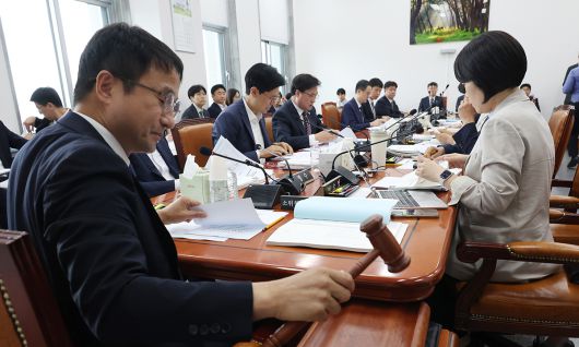 2일 서울 여의도 국회에서 열린 예산결산특별위원회의 추경예산안 등 조정소위원회에서 한병도 소위원장(예결위원장)이 회의를 주재하고 있다. 뉴시스
