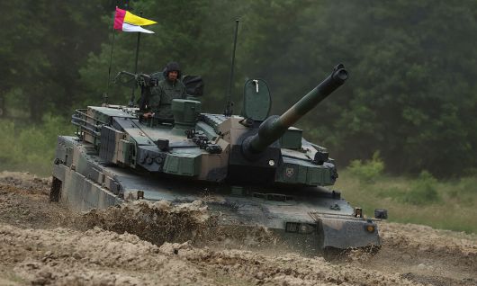 폴란드군 K-2 전차기 야외 기동훈련을 하면서 진창을 벗어나고 있다. 로이터통신