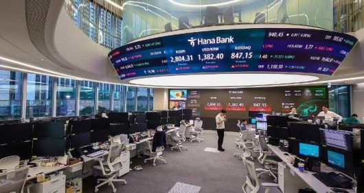 서울 중구 하나은행 딜링룸에서 직원들이 업무를 보고 있다. 연합뉴스