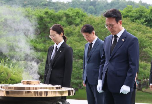 김민석 국무총리가 4일 서울 동작구 국립서울현충원을 찾아 현충탑 앞에서 묵념하고 있다. 연합뉴스