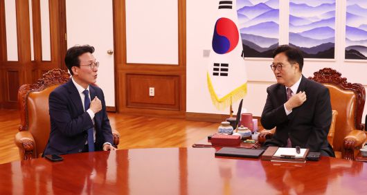 우원식 국회의장(오른쪽)이 4일 국회의장실을 예방한 김민석 국무총리와 환담하고 있다. 연합뉴스