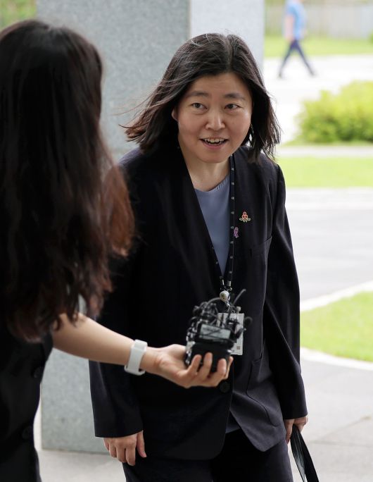 임은정 신임 서울동부지검장이 4일 서울 송파구 서울동부지방검찰청으로 출근하며 취재진 질문을 듣고 있다. 뉴시스