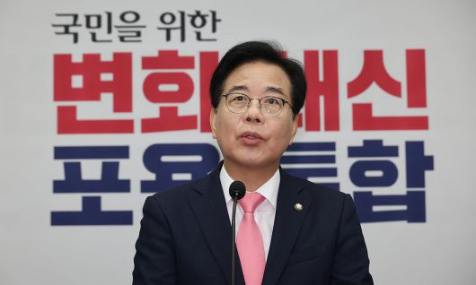 국민의힘 송언석 비상대책위원장 겸 원내대표가 4일 서울 여의도 국회에서 열린 의원총회에서 발언하고 있다. 연합뉴스