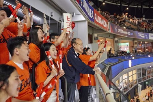 김승연 한화그룹 회장(오른쪽 두번째)가 3일 대전 한화생명 볼파크에서 직원들과 한화이글스를 응원하고 있다. 한화그룹 제공