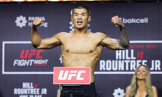 UFC 데뷔전을 앞둔 고석현이 계체량을 마친 뒤 체중계 위에서 환하게 웃고 있다. 고석현은 “사진을 보니 계체량 때부터 기대감과 행복함이 느껴졌다”고 말했다. UFC 제공