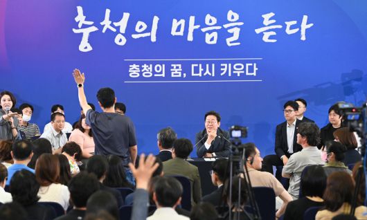 이재명 대통령이 4일 대전컨벤션센터에서 타운홀 미팅 형식으로 열린 '국민소통 행보 2탄, 충청의 마음을 듣다'에서 질문을 받고 있다. 대전충남사진공동취재단