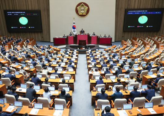 4일 오후 서울 여의도 국회에서 열린 제426회국회(임시회) 제5차 본회의에서 2025년도 제2회 추가경정예산안이 재적 298인, 재석 182인, 찬성 168인, 반대 3인, 기권 11인으로 통과되고 있다.