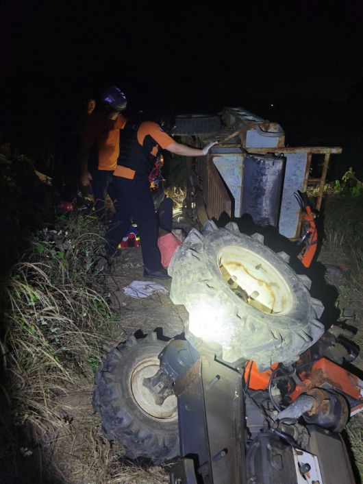 경운기에 깔린 80대 구조하는 소방 당국. 제주도 소방안전본부 제공