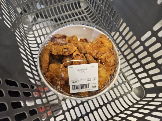 지난 4일 오전 서울 한 이마트의 소비자 장바구니에 놓인 3480원 ‘어메이징 완벽치킨’. 개점 1시간 전부터 줄을 서 구매에 성공했다고 한다.