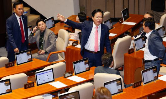 송언석 국민의힘 비상대책위원장 겸 원내대표를 비롯한 의원들이 지난 4일 서울 여의도 국회에서 제426회국회(임시회) 제5차 본회의 개의 지연에 항의하며 퇴장하고 있다. 뉴스1