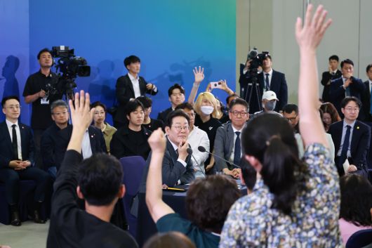 이재명 대통령이 4일 대전컨벤션센터에서 열린 '충청에서 듣다, 충청 타운홀 미팅'에서 참석자들의 질문을 받고 있다. 대통령실통신사진기자단