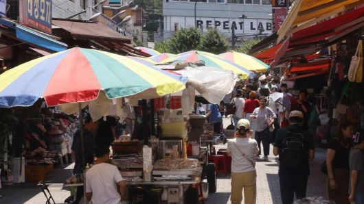 정부가 2차 추가경정예산안으로 전 국민에게 15∼50만원씩 민생회복 소비쿠폰을 지급하기로 하면서 실제 소비 진작 효과에 이목이 쏠린다. 연합뉴스