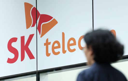 SK텔레콤이 위약금 면제를 포함한 고객 보상을 발표한 4일 한 시민이 서울의 SKT 매장을 지나가고 있다. 뉴스1