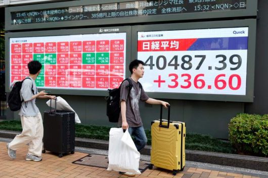 지난달 30일 일본 도쿄에서 관광객들이 캐리어를 끌며 걸어가고 있다. EPA 연합뉴스