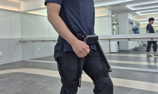 기자가 지난 6월 26일 서울 송파구 윔 보행운동센터에서 보행 보조 웨어러블(Wearable) 로봇 ‘윔S’를 착용한 채 걷고 있다. 위로보틱스 제공