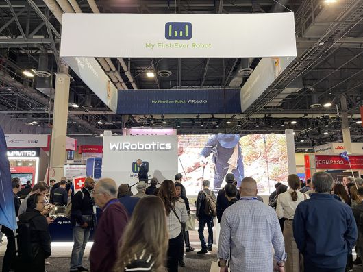 2025년 1월 7~10일 미국 라스베이거스에서 열린 세계 최대 가전·정보기술(IT) 전시회 ‘CES 2025’에 차린 위로보틱스 부스에 관람객들이 모여 있다. 위로보틱스 제공