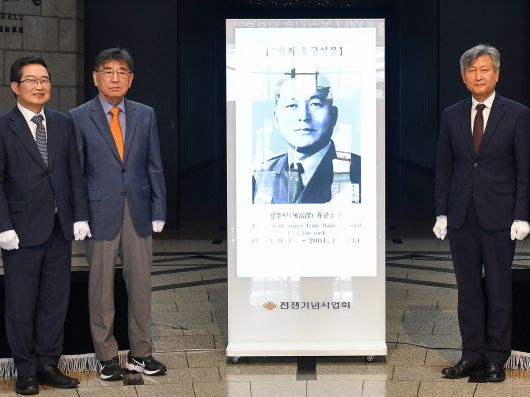 3일 서울 용산 전쟁기념관에서 열린 ‘7월의 호국 인물’ 임부택 장군 현양 행사 참석자들이 기념촬영을 하고 있다. 왼쪽부터 백승주 전쟁기념사업회장, 임 장군의 아들 임근우씨, 박삼득 전 국가보훈부 장관. 전쟁기념사업회 제공