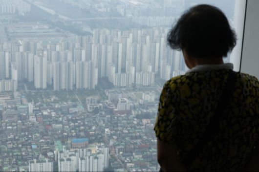 지난 6일 서울 송파구 롯데월드타워 전망대에서 바라본 서울 시내 주택의 모습. 연합뉴스