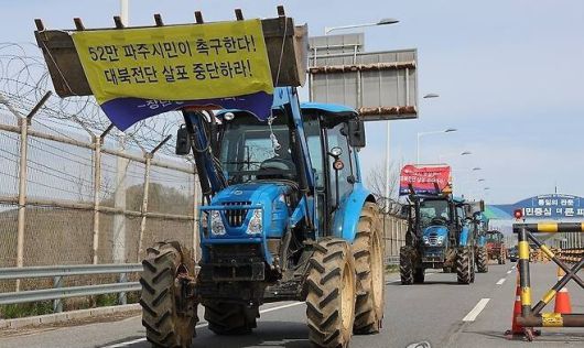 올해 4월23일 경기 파주시 임진각에서 민간인통제선 마을인 통일촌 주민들이 납북자가족모임의 대북 전단살포 시도에 맞서 트랙터 시위를 벌이고 있다. 연합뉴스