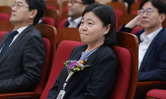 임은정 신임 서울동부지검장이 4일 서울 송파구 서울동부지방검찰청에서 열린 취임식에서 착석해 있다. 연합뉴스