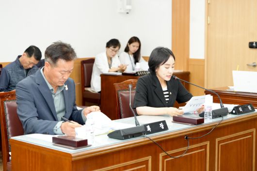 김소현(오른쪽) 경주시의회 경제산업위원이 '경주시 기업 및 투자유치 촉진 조례 일부개정조례안'을 발의하고 있다.