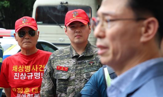 2일 서울 서초구 서초동에 마련된 이명현 순직해병 특검 사무실 앞에서 해병대 예비역연대 회원들이 임성근 전 해병대 1사단장의 입장표명을 듣고 있다. 공동취재사진